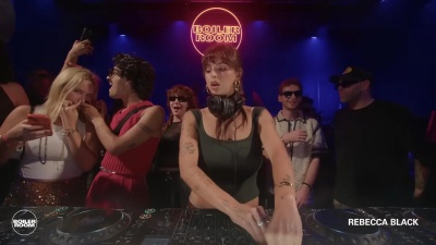 На стриме певицы Рэбекки Блэк, парень вдыхал попперс о попперс